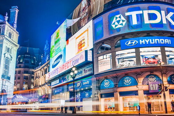 Escoger a un distribuidor de cartelería digital para tu publicidad en pantallas