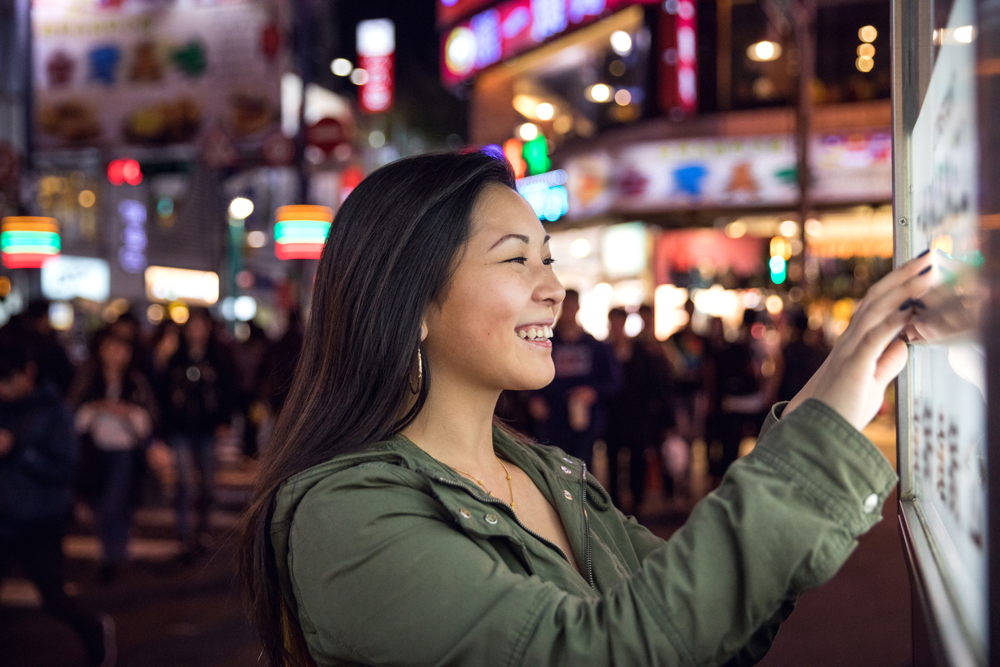 ¿Por qué los jóvenes reaccionan mejor al digital signage?